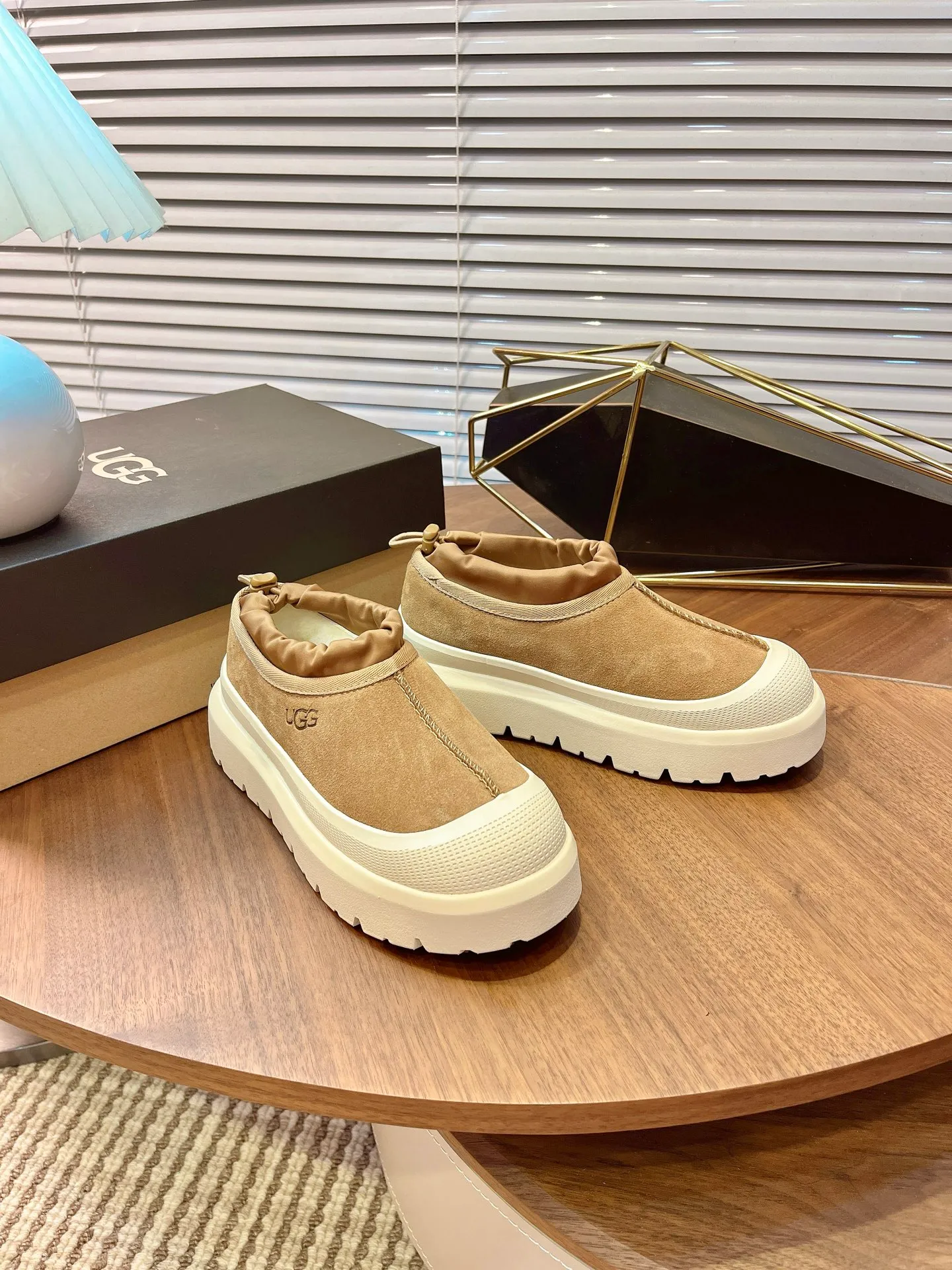 [UGG] P:500💰 Couple shoes Size: 35-44 [Wang Yibo's same style] UGG2025 new winter style Tasman fashion shoes for men and women 1144096 Ugg new fur shoes for autumn and winter, snow boots, same style for men and women ~ Handsome slip-on, lazy shoes, super easy to put on and take off ~ Suede cowhide fabric ~The soles are molded from original soles, not cheap rubber foam, but made of modern material. The characteristics of this material are that it is light, wear-resistant and non-slip. The outsole has a clear logo imprint, which is comparable to that of a store~